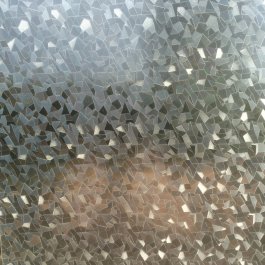 Närbild av fönsterfilm med kristaller och flingor