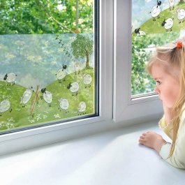 Fönsterfilm för barnrummet med får och lamm som leker i hagen