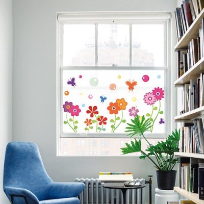 Fönsterfilm för barnrummet med blommor och fjärilar